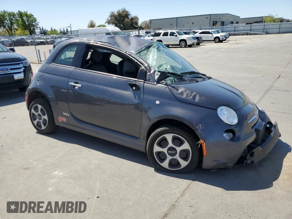 2015 FIAT 500e z VIN 3C3CFFGE4FT503658, wystawiony jako Copart lot #51550215 z przebiegiem 79 727 mil mil oraz Czysty tytuł • Clean title. Historia ofert i sprzedaży dostępna na DreamBid. Obrazek 4.