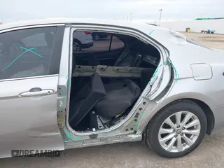 2019 Toyota Camry LE z VIN 4T1B11HK3KU769178, wystawiony jako IAAI lot #41348861 z przebiegiem 121 069 mil mil oraz . Historia ofert i sprzedaży dostępna na DreamBid. Obrazek 6.