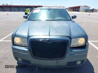 2005 Chrysler 300 Touring z VIN 2C3AA53G65H597685, wystawiony jako IAAI lot #42281352 z przebiegiem 152 967 mil mil oraz . Historia ofert i sprzedaży dostępna na DreamBid. Obrazek 12.