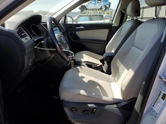 2018 Volkswagen Tiguan SEL z VIN 3VV3B7AX2JM001338, wystawiony jako Copart lot #51742105 z przebiegiem 71 555 mil mil oraz Szkoda całkowita • Salvage title. Historia ofert i sprzedaży dostępna na DreamBid. Obrazek 7.