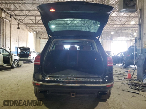 2016 Volkswagen Touareg Sport z VIN WVGEF9BP5GD011285, wystawiony jako Copart lot #47301835 z przebiegiem 179 652 mil mil oraz Czysty tytuł • Clean title. Historia ofert i sprzedaży dostępna na DreamBid. Obrazek 6.