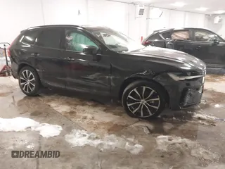 2024 Volvo XC60 Plus Dark Theme z VIN YV4L12RL8R1823184, wystawiony jako IAAI lot #41388918 z przebiegiem 25 299 mil mil oraz . Historia ofert i sprzedaży dostępna na DreamBid. Obrazek 1.