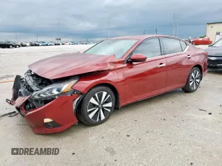 2020 Nissan Altima SV z VIN 1N4BL4DV4LN323851, wystawiony jako Copart lot #55598385 z przebiegiem 81 216 mil mil oraz Szkoda całkowita • Salvage title. Historia ofert i sprzedaży dostępna na DreamBid. Obrazek 1.