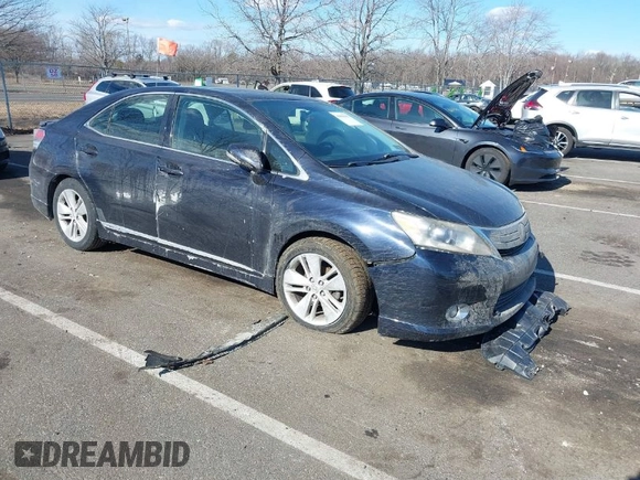 2010 Lexus HS 250h z VIN JTHBB1BA9A2035560, wystawiony jako IAAI lot #41694493 z przebiegiem 131 106 mil mil oraz . Historia ofert i sprzedaży dostępna na DreamBid. Obrazek 1.