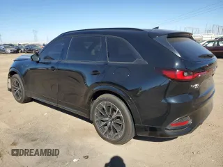 2025 Mazda CX-70 S Premium z VIN JM3KJDHC1S1103394, wystawiony jako Copart lot #75949104 z przebiegiem 7579 mil mil oraz Szkody całkowita. Historia ofert i sprzedaży dostępna na DreamBid. Obrazek 2.
