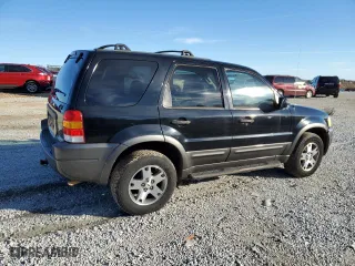 2004 Ford Escape XLT with VIN 1FMYU031X4KB40235, listed as a Copart auction lot 88357735 with 186,797 mi miles and Salvage Title. Bid and sale history available at carsss.com. Image 3.