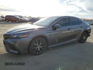 2022 Toyota Camry SE z VIN 4T1T11AK1NU063801, wystawiony jako Copart lot #45979585 z przebiegiem 76 824 mil mil oraz Szkoda całkowita • Salvage title. Historia ofert i sprzedaży dostępna na DreamBid. Obrazek 1.