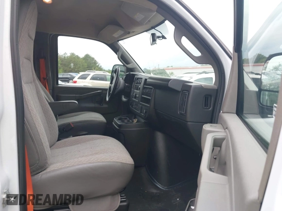 2023 Chevrolet Express Cargo z VIN 1GCWGAFP8P1259579, wystawiony jako IAAI lot #42040508 z przebiegiem 25 681 mil mil oraz . Historia ofert i sprzedaży dostępna na DreamBid. Obrazek 5.