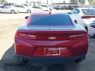 2018 Chevrolet Camaro 1LT z VIN 1G1FB1RS6J0139963, wystawiony jako IAAI lot #41885065 z przebiegiem 45 260 mil mil oraz . Historia ofert i sprzedaży dostępna na DreamBid. Obrazek 17.