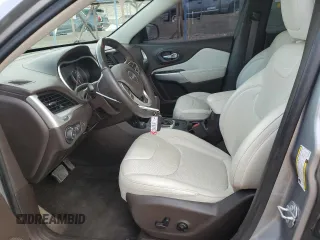 2017 Jeep Cherokee Overland z VIN 1C4PJMJS4HW609880, wystawiony jako Copart lot #45598445 z przebiegiem 83 691 mil mil oraz Szkoda całkowita • Salvage title. Historia ofert i sprzedaży dostępna na DreamBid. Obrazek 7.