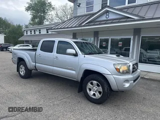 2010 Toyota Tacoma z VIN 5TEMU4FN9AZ700195, wystawiony jako IAAI lot #42292106 z przebiegiem 232 453 mil mil oraz . Historia ofert i sprzedaży dostępna na DreamBid. Obrazek 1.