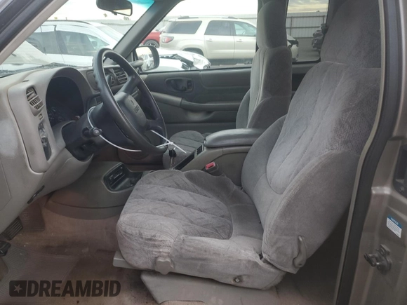 2000 GMC Sonoma SLS z VIN 1GTCS19W9Y8163781, wystawiony jako Copart lot #81001704 z przebiegiem 132 301 mil mil oraz Szkody całkowita. Historia ofert i sprzedaży dostępna na DreamBid. Obrazek 7.