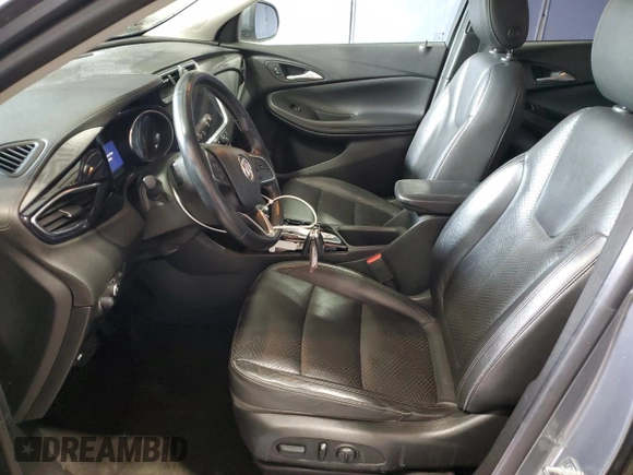 2020 Buick Encore GX Essence z VIN KL4MMFSL4LB095343, wystawiony jako Copart lot #47277695 z przebiegiem 135 502 mil mil oraz Czysty tytuł • Clean title. Historia ofert i sprzedaży dostępna na DreamBid. Obrazek 7.