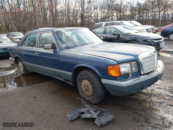 1987 Mercedes-Benz 300 Series 300SDL with VIN WDBCB25D7HA331631, listed as a IAAI auction lot 41808131 with 303,183 mi miles. Bid and sale history available at carsss.com. Image 1.