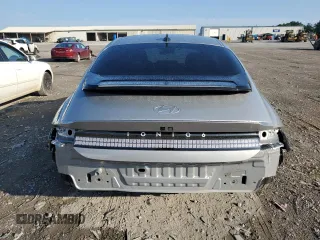 2023 Hyundai Ioniq 6 Preferred z VIN KMHM34AC6PA022030, wystawiony jako Copart lot #61695834 z przebiegiem 18 100 mil mil oraz Szkoda całkowita • Salvage title. Historia ofert i sprzedaży dostępna na DreamBid. Obrazek 6.