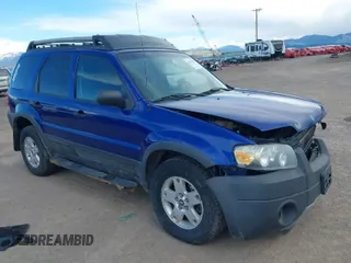 2005 Ford Escape XLT with VIN 1FMYU93155KB49222, listed as a IAAI auction lot 42055463 with 208,866 mi miles. Bid and sale history available at carsss.com. Image 1.