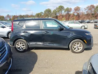 2022 Kia Soul LX with VIN KNDJ23AU0N7163473, listed as a IAAI auction lot 40776662 with 56,477 mi miles. Bid and sale history available at carsss.com. Image 13.