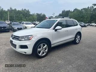 2013 Volkswagen Touareg Lux z VIN WVGEF9BP3DD005660, wystawiony jako IAAI lot #42463361 z przebiegiem 145 056 mil mil oraz . Historia ofert i sprzedaży dostępna na DreamBid. Obrazek 2.