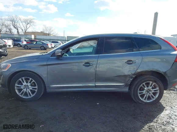 2016 Volvo XC60 T5 Platinum with VIN YV4612RM1G2829728, listed as a IAAI auction lot 41446744 with 69,217 mi miles. Bid and sale history available at carsss.com. Image 13.