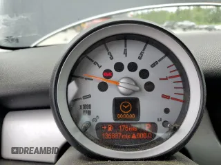 2009 MINI Hardtop z VIN WMWMF33559TW70161, wystawiony jako Copart lot #58711205 z przebiegiem 136 887 mil mil oraz Tytuł czysty. Historia ofert i sprzedaży dostępna na DreamBid. Obrazek 9.