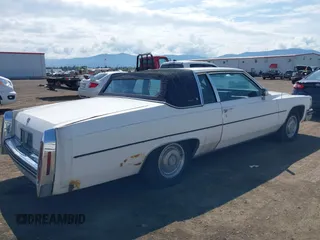 1984 Cadillac DeVille z VIN 1G6AM4784E9070781, wystawiony jako IAAI lot #42322274 z przebiegiem 126 933 mil mil oraz . Historia ofert i sprzedaży dostępna na DreamBid. Obrazek 4.
