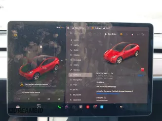 2023 Tesla Model Y Long Range z VIN 7SAYGAEE7PF691499, wystawiony jako IAAI lot #42038850 z przebiegiem 26 439 mil mil oraz . Historia ofert i sprzedaży dostępna na DreamBid. Obrazek 7.