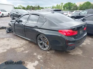 2019 BMW 5 Series M550i xDrive z VIN WBAJB9C53KB464754, wystawiony jako IAAI lot #42116407 z przebiegiem 156 418 mil mil oraz . Historia ofert i sprzedaży dostępna na DreamBid. Obrazek 3.