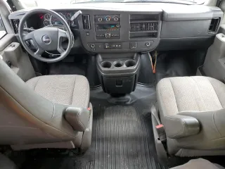 2018 GMC Savana z VIN 1GJZ7PFG4J1240284, wystawiony jako Copart lot #55495065 z przebiegiem 96 769 mil mil oraz Szkody całkowita. Historia ofert i sprzedaży dostępna na DreamBid. Obrazek 8.