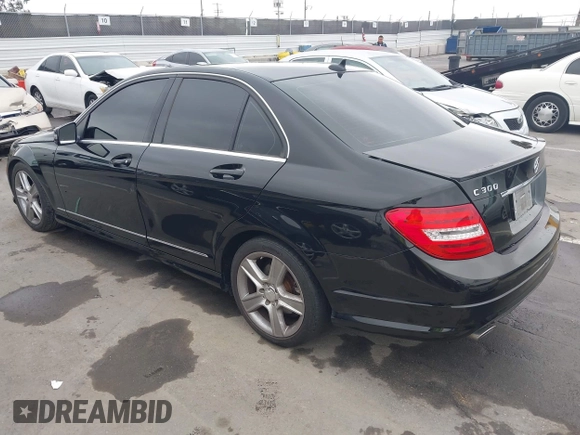 2011 Mercedes-Benz C 300 Sport z VIN WDDGF5EB1BA472313, wystawiony jako IAAI lot #42393658 z przebiegiem 161 373 mil mil oraz . Historia ofert i sprzedaży dostępna na DreamBid. Obrazek 3.