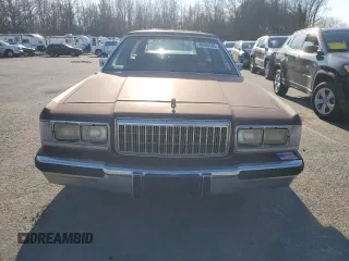 1990 Mercury Grand Marquis z VIN 2MECM79F8LX618527, wystawiony jako Copart lot #46685505 z przebiegiem 65 316 mil mil oraz Tytuł czysty. Historia ofert i sprzedaży dostępna na DreamBid. Obrazek 5.