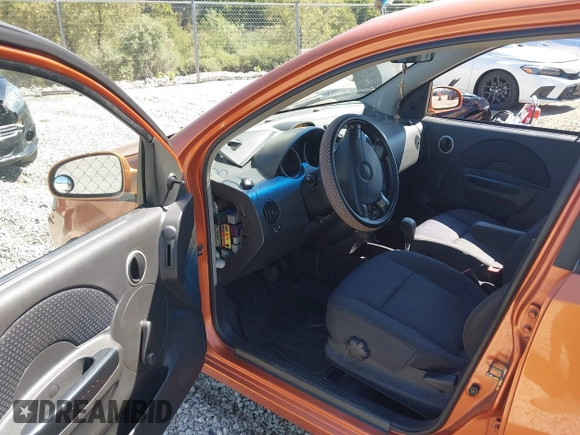2007 Chevrolet Aveo LS z VIN KL1TD66697B746324, wystawiony jako IAAI lot #40257318 z przebiegiem 144 789 mil mil oraz . Historia ofert i sprzedaży dostępna na DreamBid. Obrazek 5.