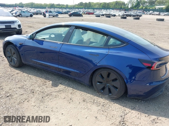2025 Tesla Model 3 Long Range z VIN 5YJ3E1EB6SF874419, wystawiony jako IAAI lot #42422443 z przebiegiem 11 681 mil mil oraz . Historia ofert i sprzedaży dostępna na DreamBid. Obrazek 3.