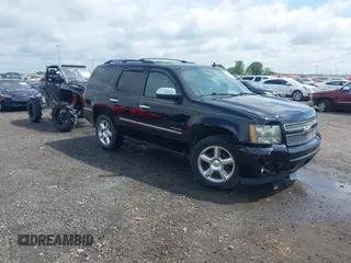 2009 Chevrolet Tahoe LTZ z VIN 1GNFK33059R297641, wystawiony jako IAAI lot #42099230 z przebiegiem 226 402 mil mil oraz . Historia ofert i sprzedaży dostępna na DreamBid. Obrazek 1.