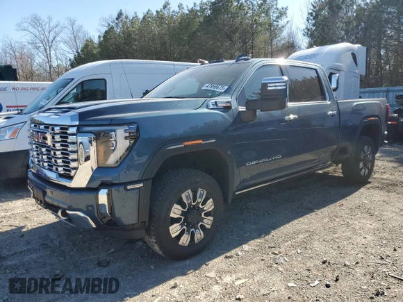 2024 GMC Sierra 2500HD Denali z VIN 1GT49REY5RF381137, wystawiony jako Copart lot #47956675 z przebiegiem 3 299 mil mil oraz Szkoda całkowita • Salvage title. Historia ofert i sprzedaży dostępna na DreamBid. Obrazek 1.