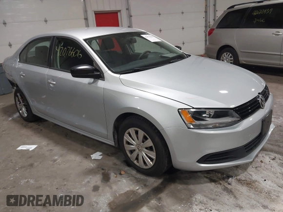 2014 Volkswagen Jetta S z VIN 3VW2K7AJXEM208116, wystawiony jako IAAI lot #42076606 z przebiegiem 118 917 mil mil oraz . Historia ofert i sprzedaży dostępna na DreamBid. Obrazek 1.