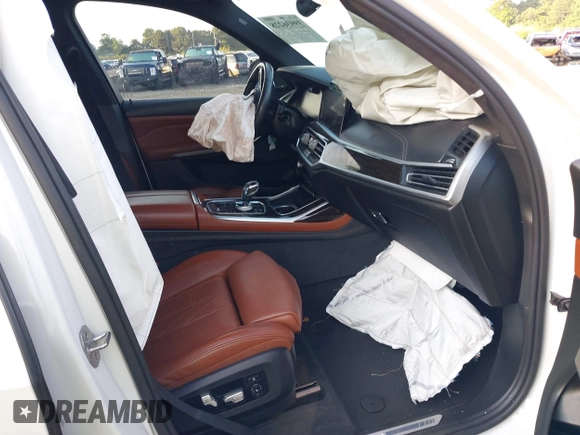 2019 BMW X7 xDrive50i z VIN 5UXCX4C53KLB40280, wystawiony jako IAAI lot #39936228 z przebiegiem Nie podano mil oraz . Historia ofert i sprzedaży dostępna na DreamBid. Obrazek 5.