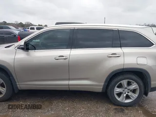 2015 Toyota Highlander Limited z VIN 5TDYKRFH9FS052053, wystawiony jako IAAI lot #41567437 z przebiegiem 42 464 mil mil oraz . Historia ofert i sprzedaży dostępna na DreamBid. Obrazek 14.