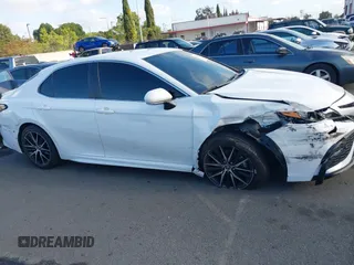 2023 Toyota Camry SE z VIN 4T1G11AK4PU148829, wystawiony jako IAAI lot #42250792 z przebiegiem 23 322 mil mil oraz . Historia ofert i sprzedaży dostępna na DreamBid. Obrazek 13.
