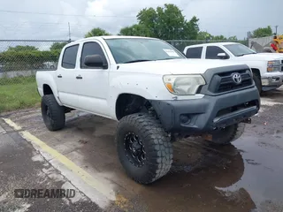 2015 Toyota Tacoma PreRunner z VIN 5TFJX4GN7FX046109, wystawiony jako IAAI lot #42422860 z przebiegiem 131 337 mil mil oraz . Historia ofert i sprzedaży dostępna na DreamBid. Obrazek 1.
