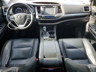 2018 Toyota Highlander SE z VIN 5TDJZRFH4JS551509, wystawiony jako Copart lot #56700765 z przebiegiem 133 320 mil mil oraz Szkoda całkowita • Salvage title. Historia ofert i sprzedaży dostępna na DreamBid. Obrazek 8.