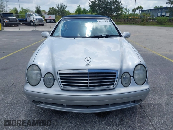 2001 Mercedes-Benz CLK 320/430 z VIN WDBLK70GX1T069063, wystawiony jako IAAI lot #42353619 z przebiegiem 107 770 mil mil oraz . Historia ofert i sprzedaży dostępna na DreamBid. Obrazek 6.