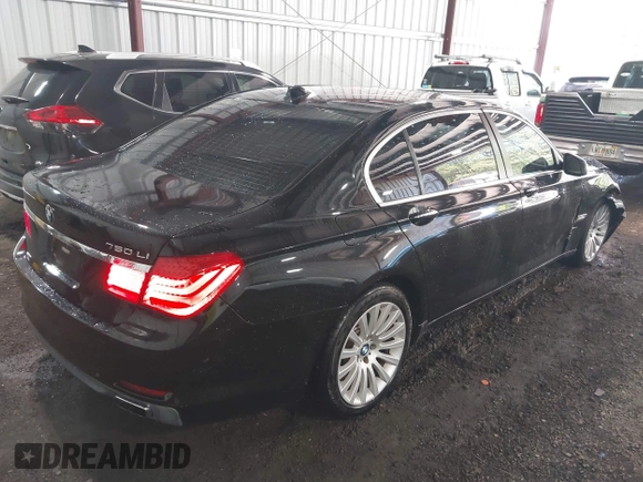 2011 BMW 7 Series 750Li xDrive z VIN WBAKC8C58BC433036, wystawiony jako IAAI lot #42055403 z przebiegiem 92 807 mil mil oraz . Historia ofert i sprzedaży dostępna na DreamBid. Obrazek 4.