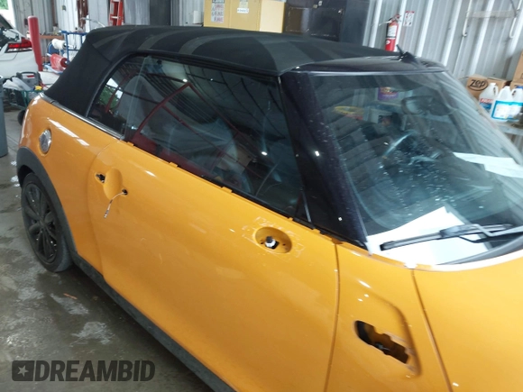 2017 MINI Convertible Cooper S z VIN WMWWG9C31H3C81428, wystawiony jako IAAI lot #42192920 z przebiegiem 75 861 mil mil oraz . Historia ofert i sprzedaży dostępna na DreamBid. Obrazek 14.