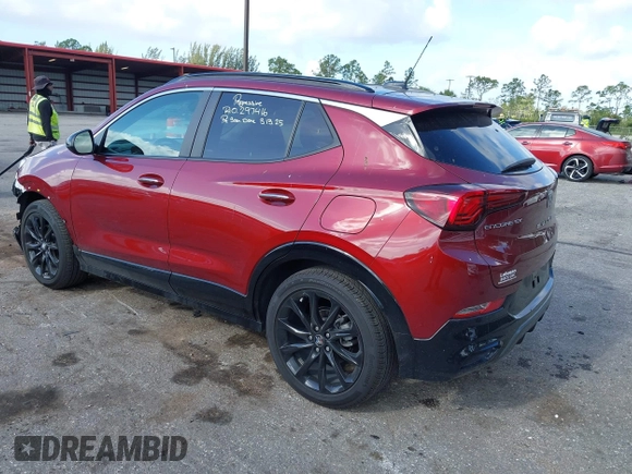 2024 Buick Encore GX Sport Touring z VIN KL4AMDSL2RB008247, wystawiony jako IAAI lot #41924176 z przebiegiem 7 663 mil mil oraz . Historia ofert i sprzedaży dostępna na DreamBid. Obrazek 3.