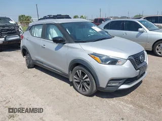 2020 Nissan Kicks SR z VIN 3N1CP5DV1LL565301, wystawiony jako IAAI lot #41913970 z przebiegiem 55 229 mil mil oraz . Historia ofert i sprzedaży dostępna na DreamBid. Obrazek 1.