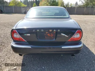 2004 Jaguar XJ R z VIN SAJWA73B44TG20291, wystawiony jako Copart lot #54452375 z przebiegiem 148 491 mil mil oraz Czysty tytuł • Clean title. Historia ofert i sprzedaży dostępna na DreamBid. Obrazek 6.