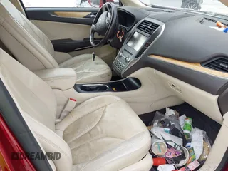 2015 Lincoln MKC z VIN 5LMCJ1A95FUJ08766, wystawiony jako IAAI lot #42105062 z przebiegiem 146 398 mil mil oraz . Historia ofert i sprzedaży dostępna na DreamBid. Obrazek 5.