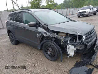 2017 Ford Escape SE z VIN 1FMCU9G95HUC83618, wystawiony jako IAAI lot #42324672 z przebiegiem 132 910 mil mil oraz . Historia ofert i sprzedaży dostępna na DreamBid. Obrazek 1.