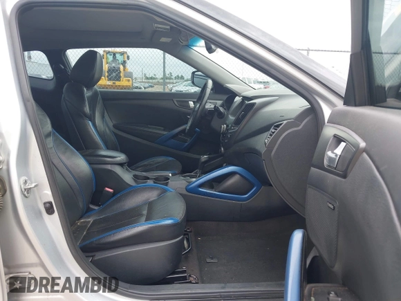 2013 Hyundai Veloster Turbo z VIN KMHTC6AE2DU122273, wystawiony jako IAAI lot #42174272 z przebiegiem 157 152 mil mil oraz . Historia ofert i sprzedaży dostępna na DreamBid. Obrazek 5.