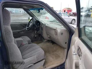 2002 GMC Sonoma SLS with VIN 1GTCS195728112584, listed as a IAAI auction lot 41562576 with 177,042 mi miles. Bid and sale history available at carsss.com. Image 5.